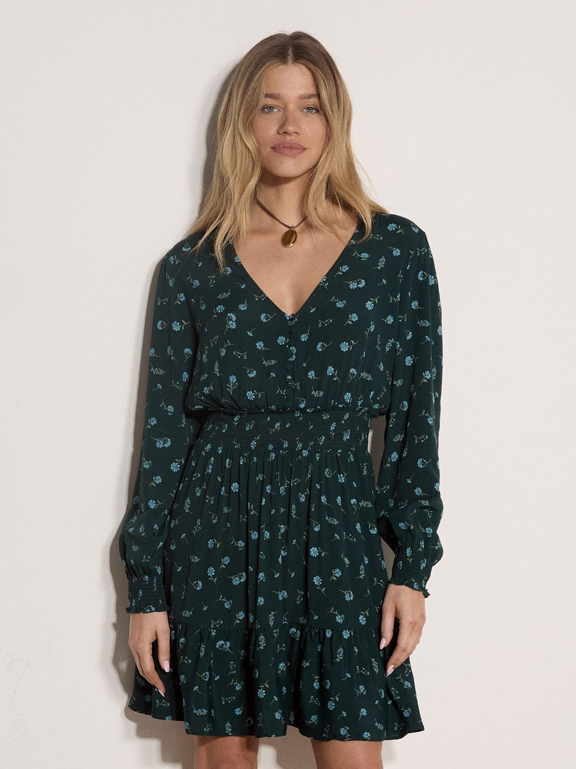 Apricot Robe verte motif floral bleu col V X244706
