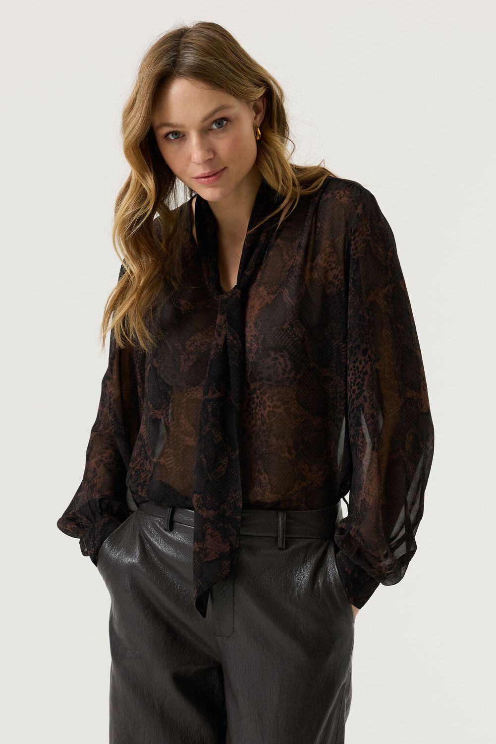 Garcia Blouse manches longues en transparence avec col V et foulard au col motif serpent W260031