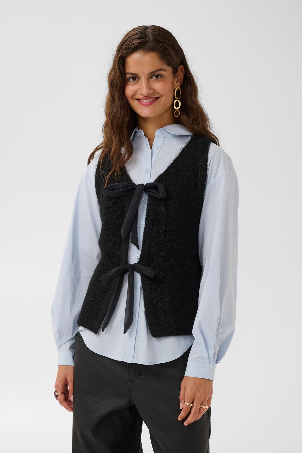 Cream Veste en tricot noire sans manches avec deux boucles satinées à l’avant 10614512