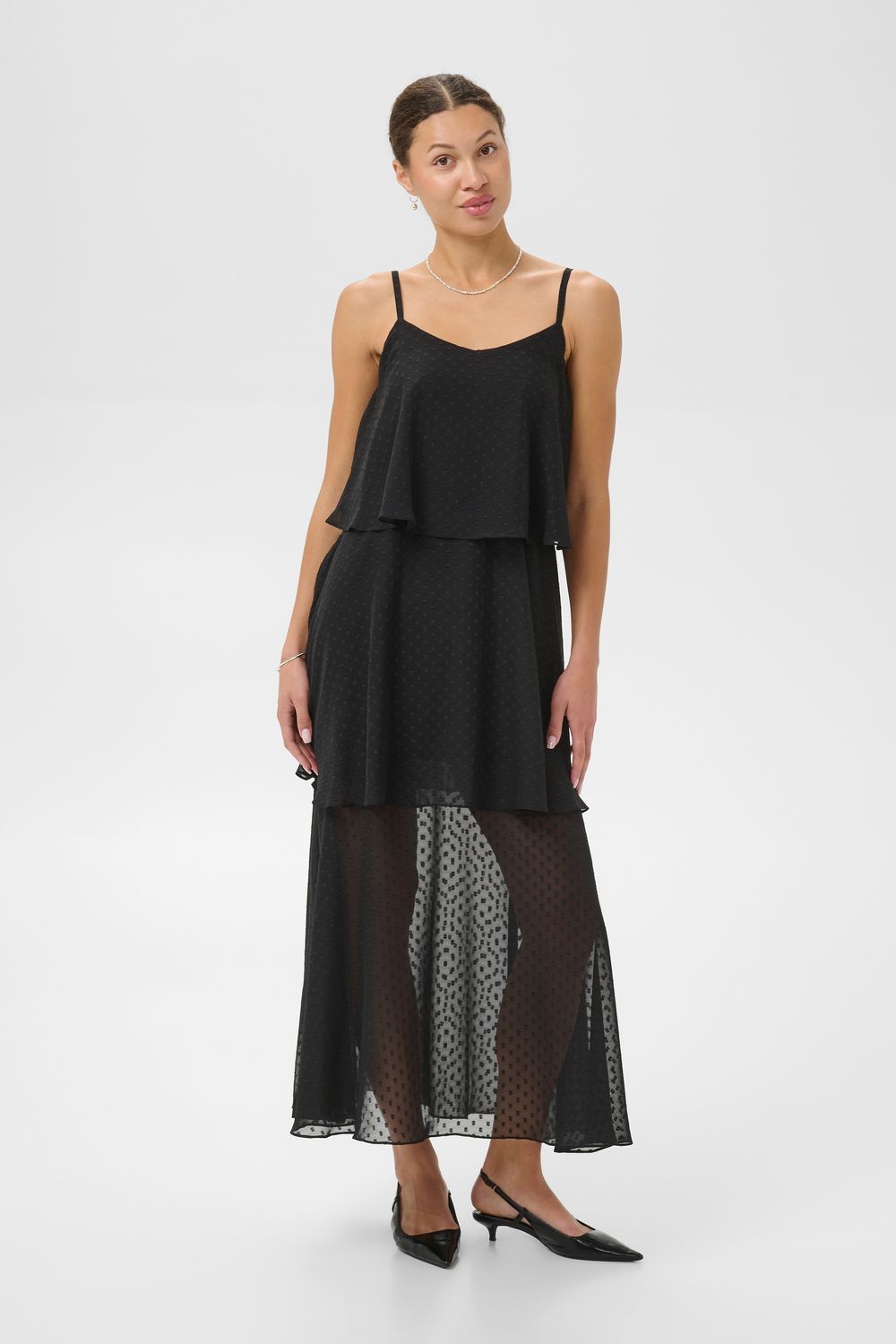 Kaffe Robe noire à pois ton sur ton coupe étagée bretelles fines ajustables et bas transparent 10512338