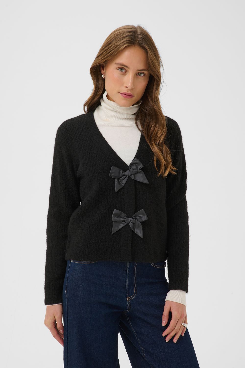 Kaffe Cardigan en tricot noir avec boucles en satin noir Col V 10512496