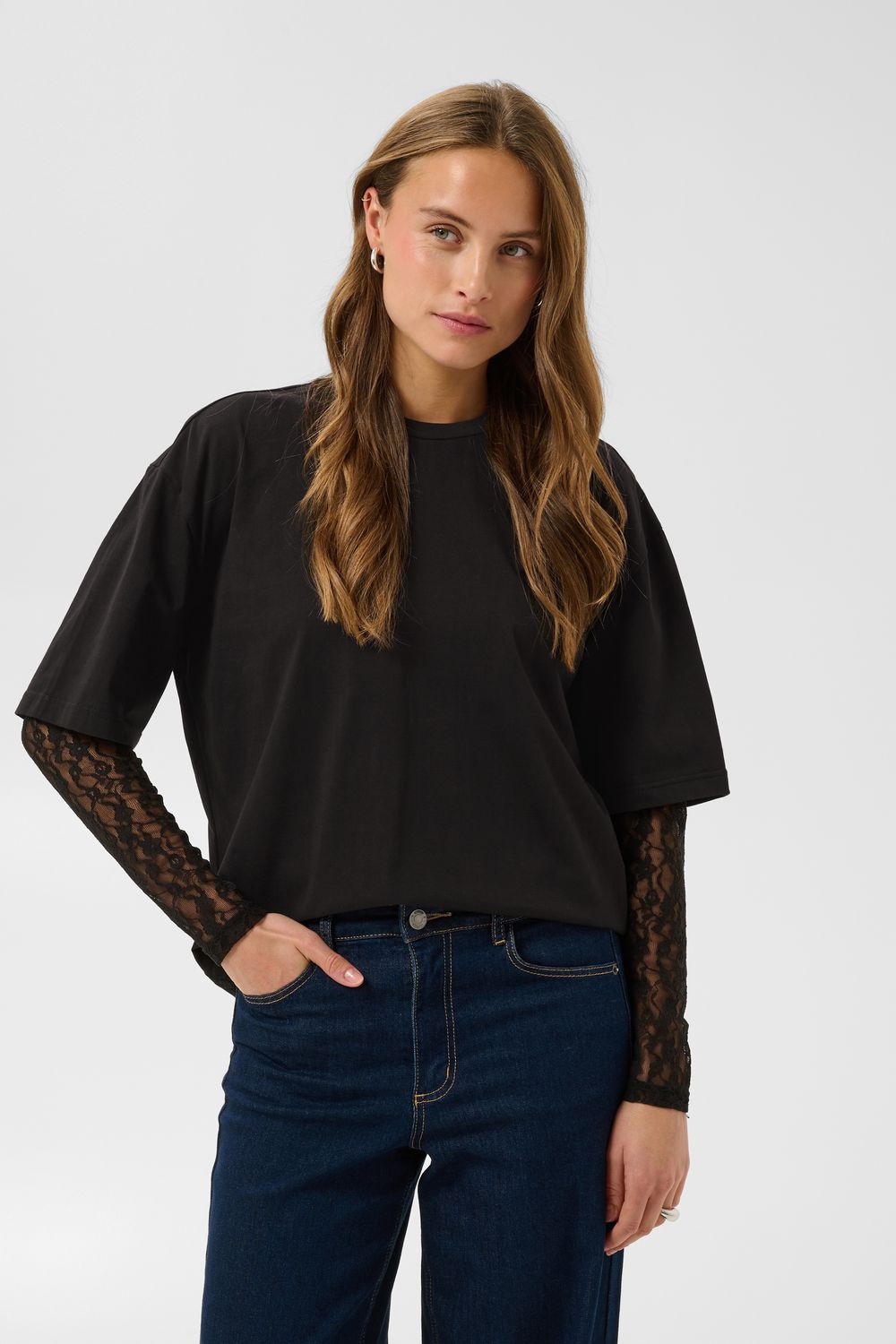 Kaffe T-shirt noir de base avec manches longues en dentelle intégrée 10512386