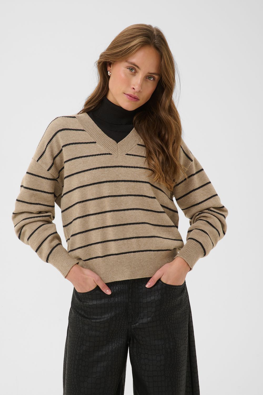 Kaffe Chandail en tricot manches longues beige désert à rayures noir et col V 10512567