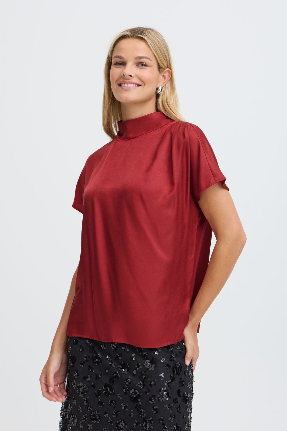 Fransa T-shirt rouge velvet effet satiné avec col montant plis sur l'épaule gauche et cravate amovible 20618496