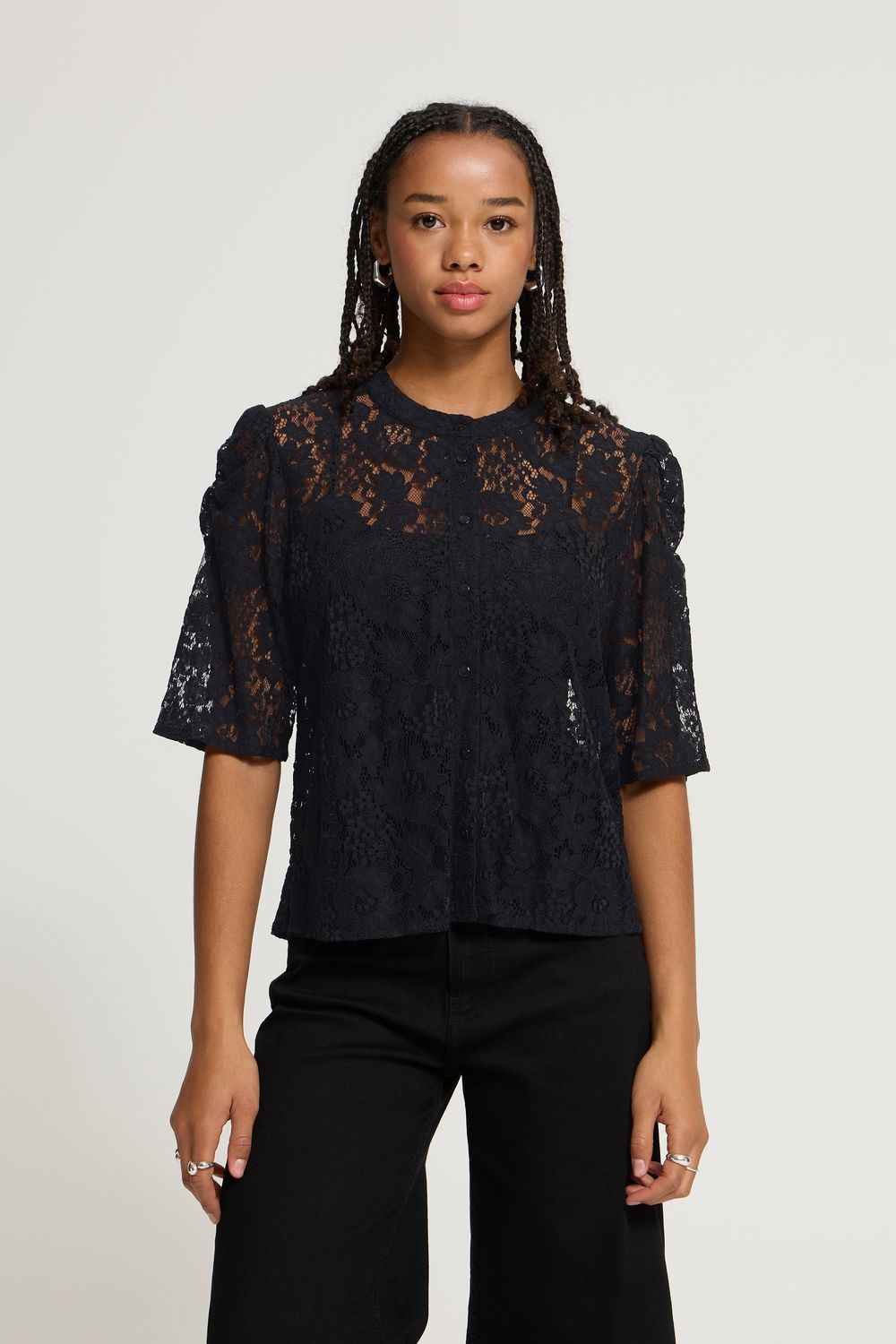 ICHI Chemisier noir en dentelle transparente crop et manches courtes 20127000