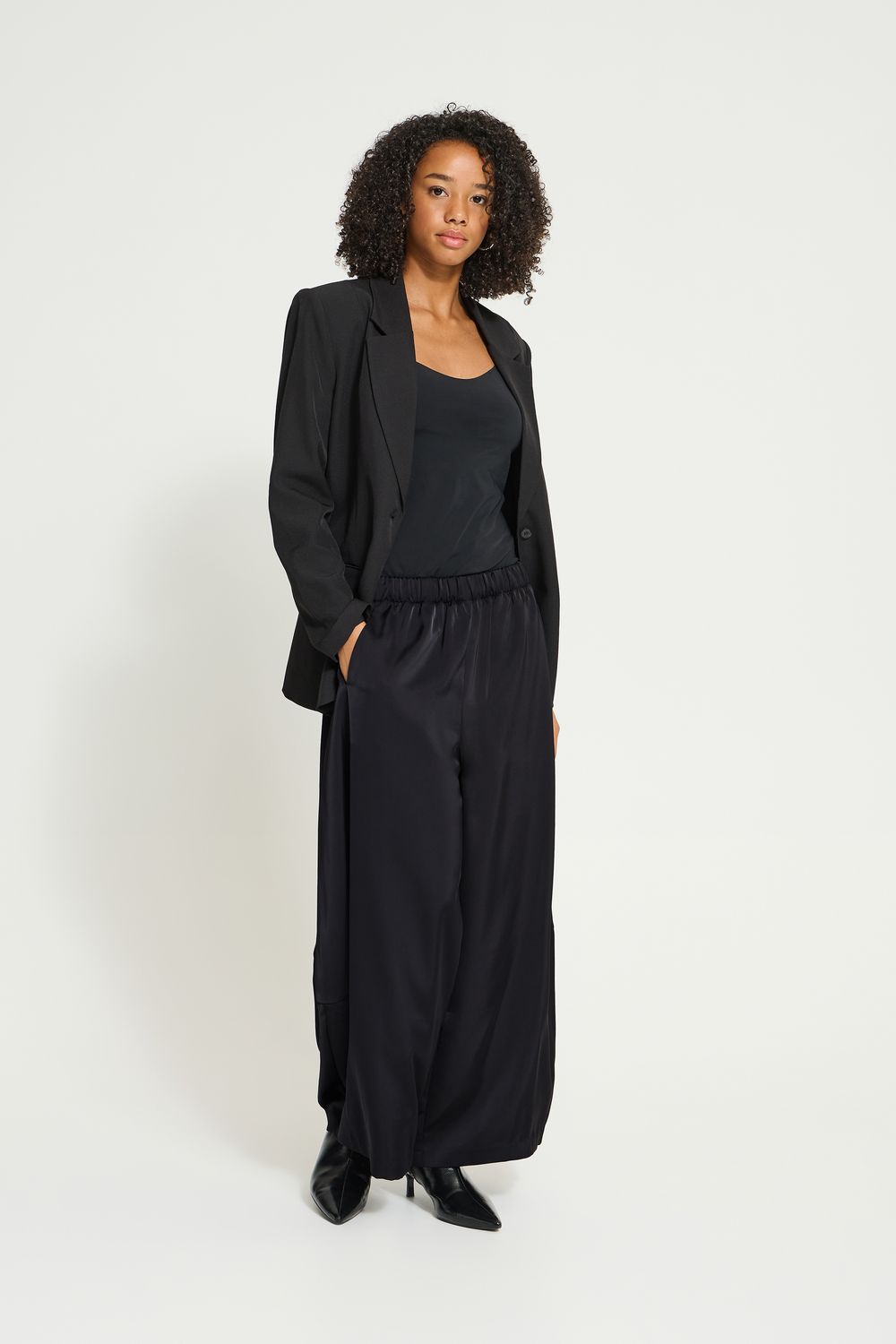 ICHI Pantalon en satin jambes ballons taille élastique avec cordon et poches 20127015