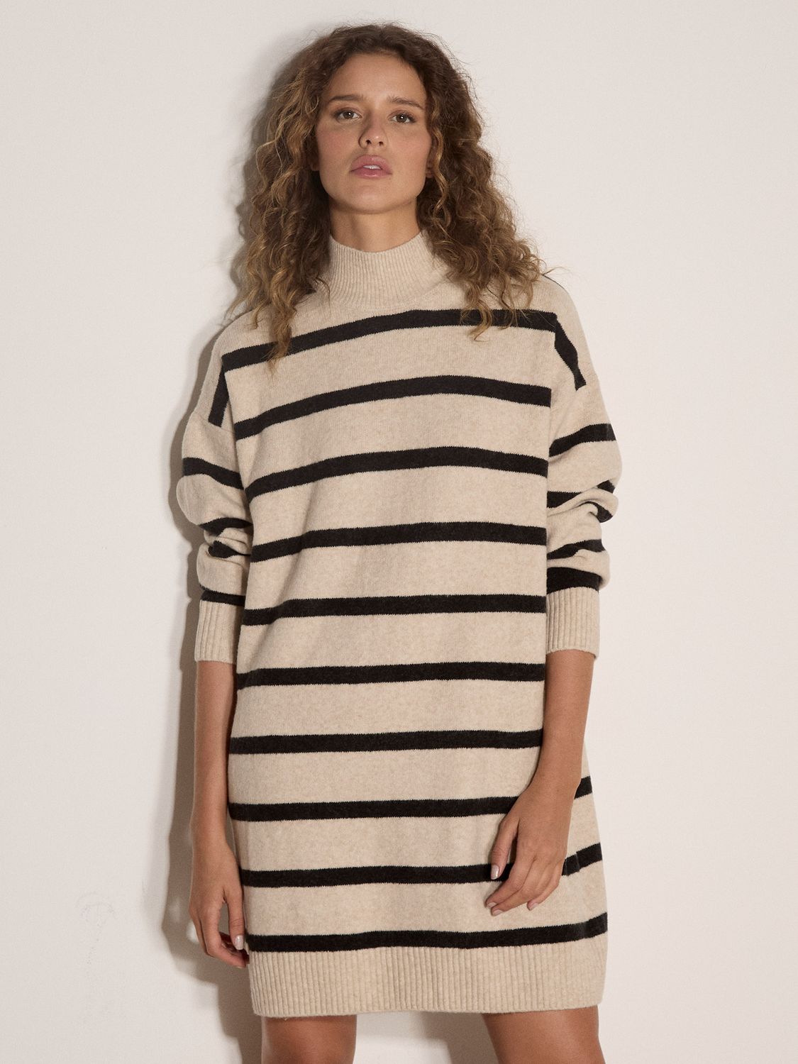 Apricot Robe en tricot beige à rayures noires manches longues col montant 244805