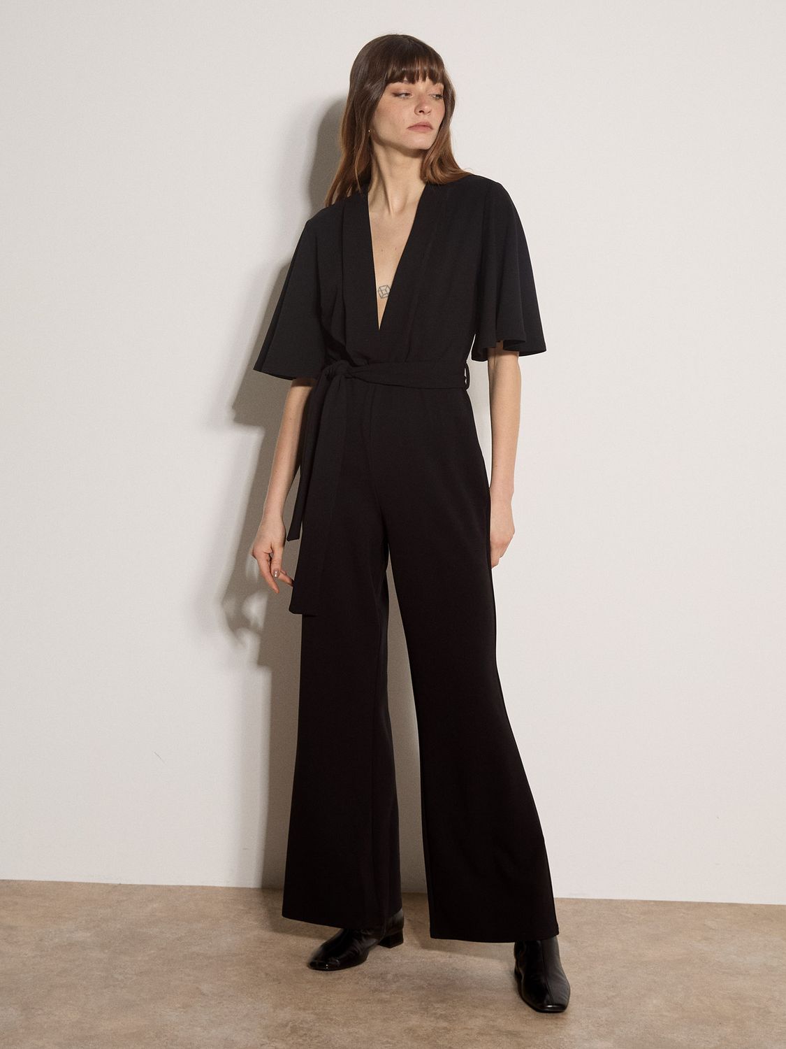 Apricot Ensemble une pièce noir manches courtes jambes larges avec col V et cintré à la taille 253708