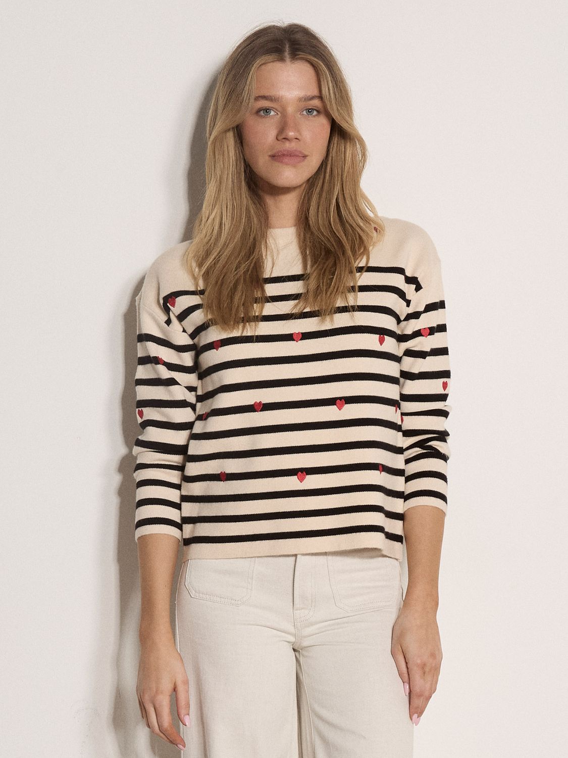 Apricot Pull beige à rayures noires avec petits cœurs rouges 248032