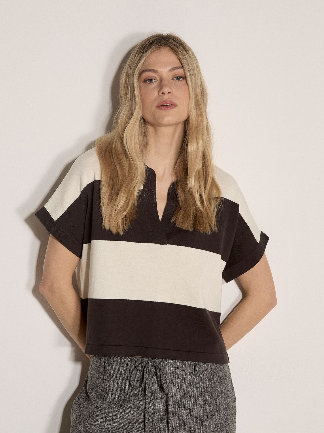 Apricot T-shirt offwhite à grosses rayures noires avec col à revers 253722