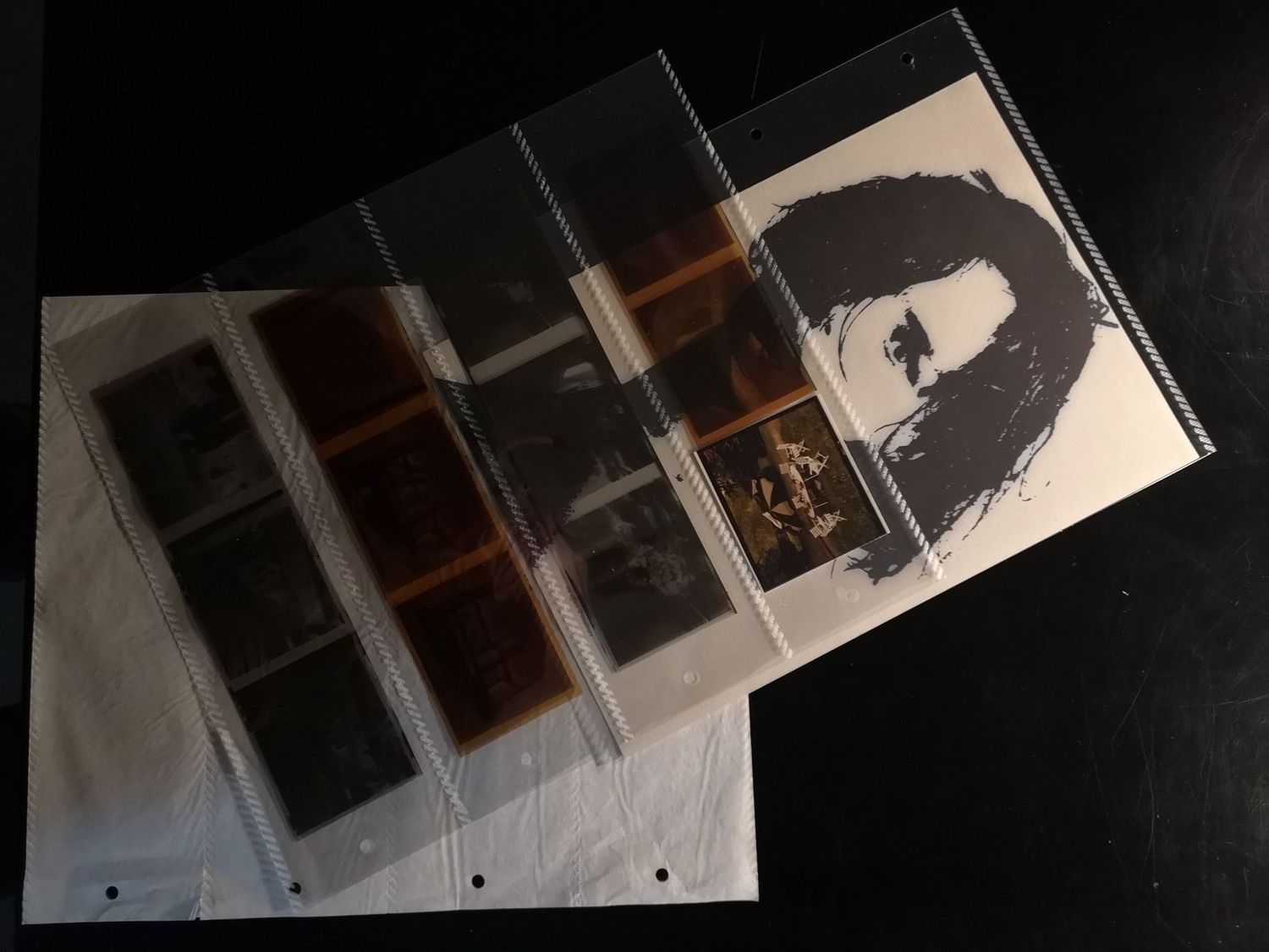 Pochettes film polyester perforées à compartiments  - Contenance : 4 bandes de négatifs 120