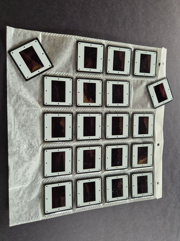 Pochettes film polyester perforées à compartiments - Contenance : 20 diapos 24 x 36 sous cache 5 x 5