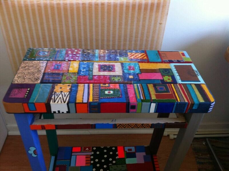 Mesa pintada a mano con incrustantes de papel