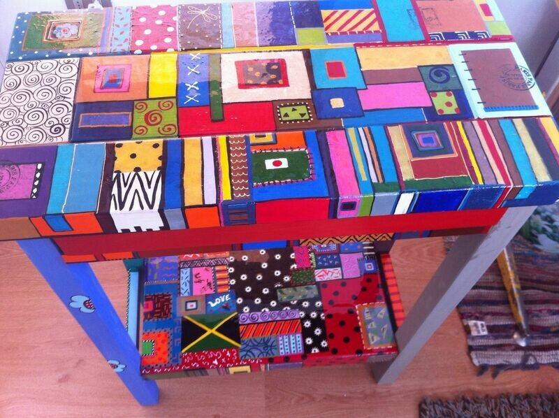 Mesa pintada a mano con incrustantes de papel