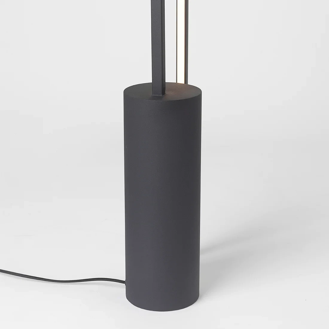 Geometrische Stehlampe / Schwarz / LED-Lampe
