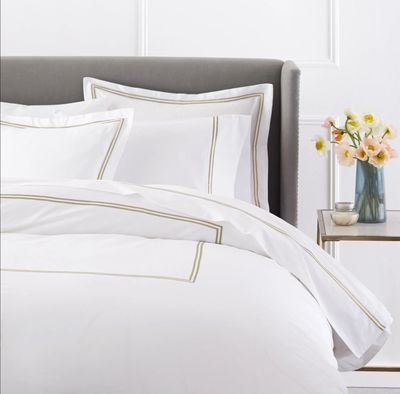 Hotel bedding set Queen size مجموعة الشراشف الفندقيه