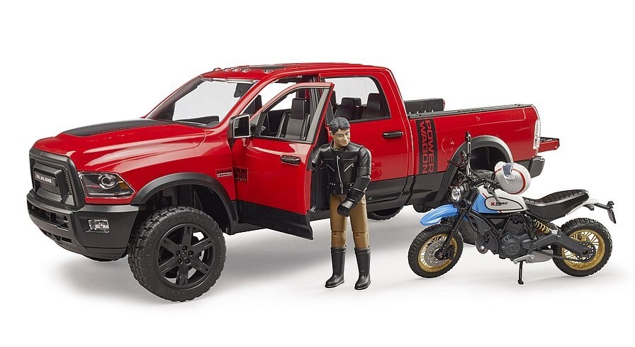 RAM 2500 Power Wagon avec Ducati Desert Sled et conducteur