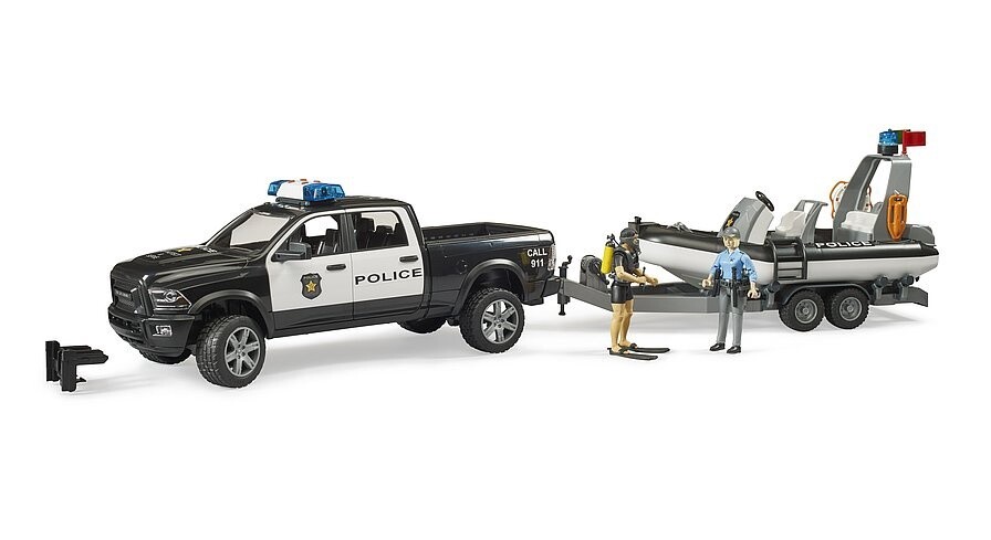Pick-up de police RAM 2500 avec remorque, bateau, policière et plongeur