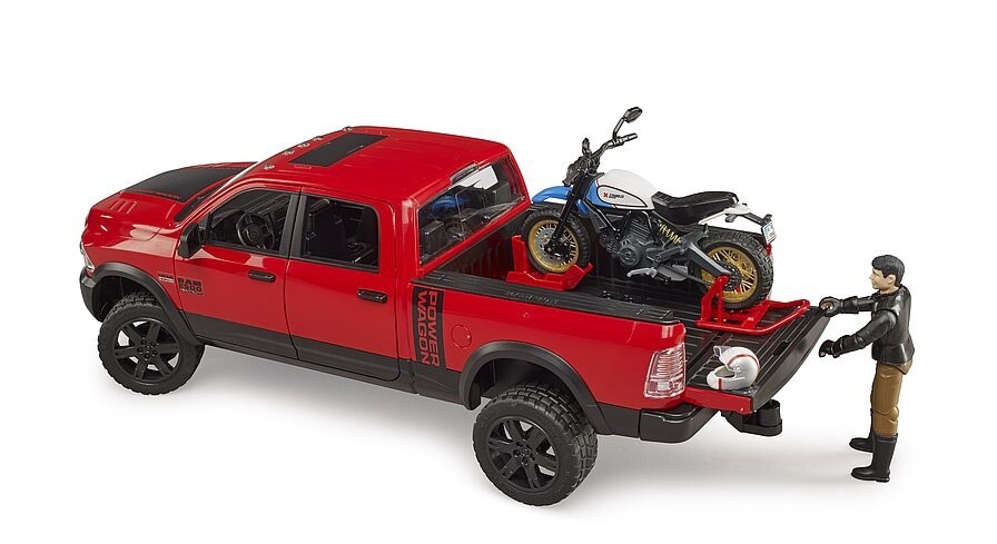 RAM 2500 Power Wagon avec Ducati Desert Sled et conducteur