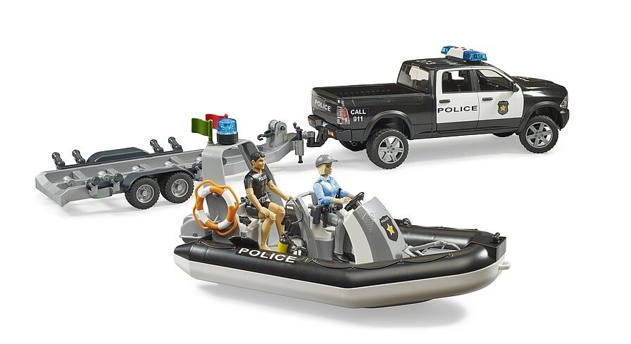 Pick-up de police RAM 2500 avec remorque, bateau, policière et plongeur