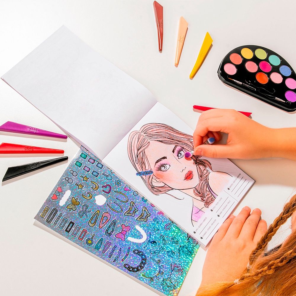 Ensemble croquis de styliste de maquillage