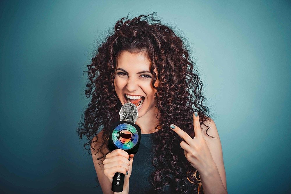 Microphone Bluetooth iParty avec enceinte et lumières
