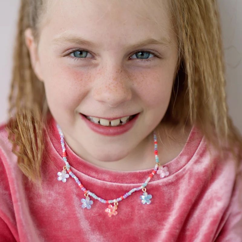 Collier de fleurs scintillant