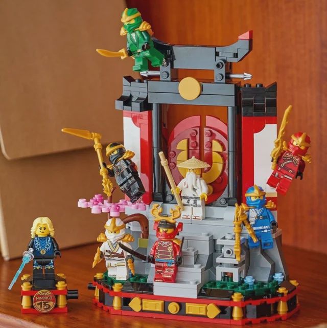71866 /Ninjago - Présentoir de personnages ninjas - 15e anniversaire
