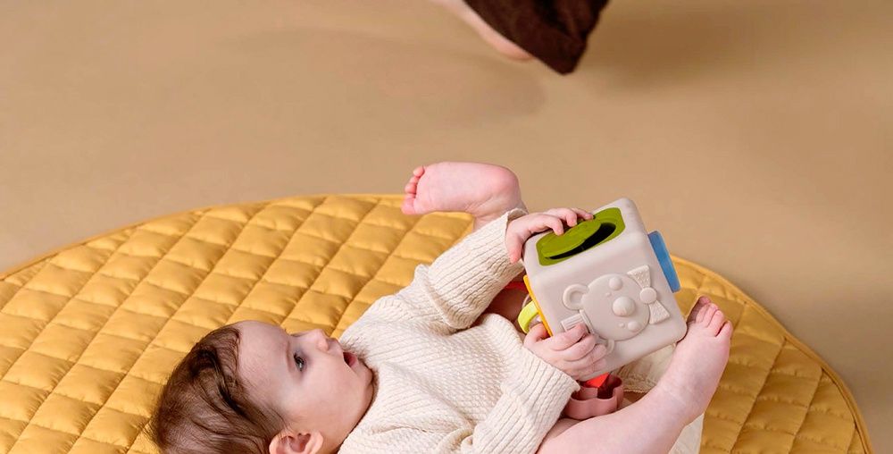 Taf Toys – Cube en silicone Peek &amp; Play