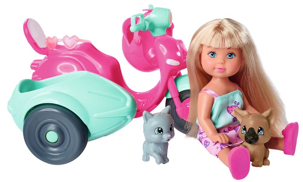 Evi Love - À scooter avec ses amis