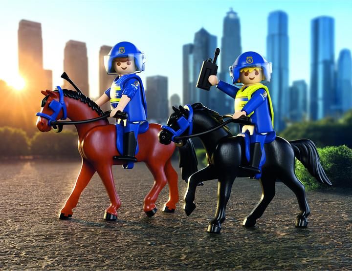 71877 / Policiers cavaliers avec leurs chevaux