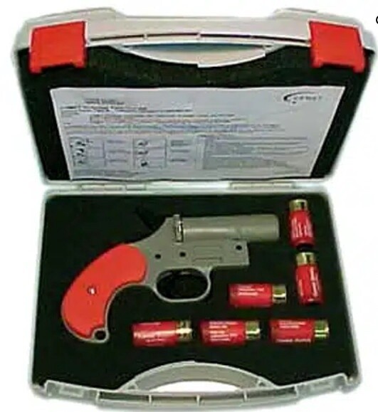 Flare Gun With 6 Twin Star Shells With Case Flare Gun With 6 Twin Star Shells With Case