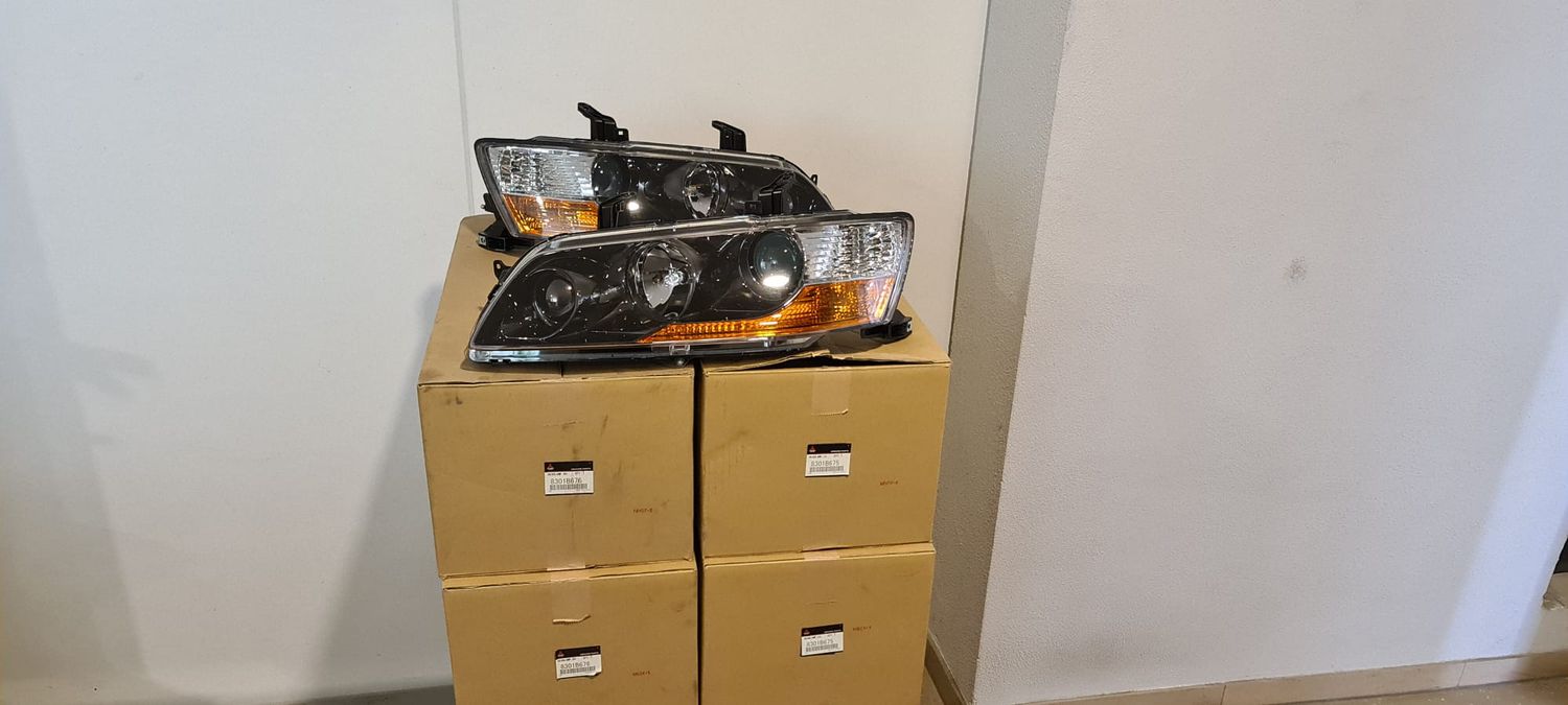 Mitsubishi Evo 9 Halogen-Scheinwerfer 8301B676 & 8301B675