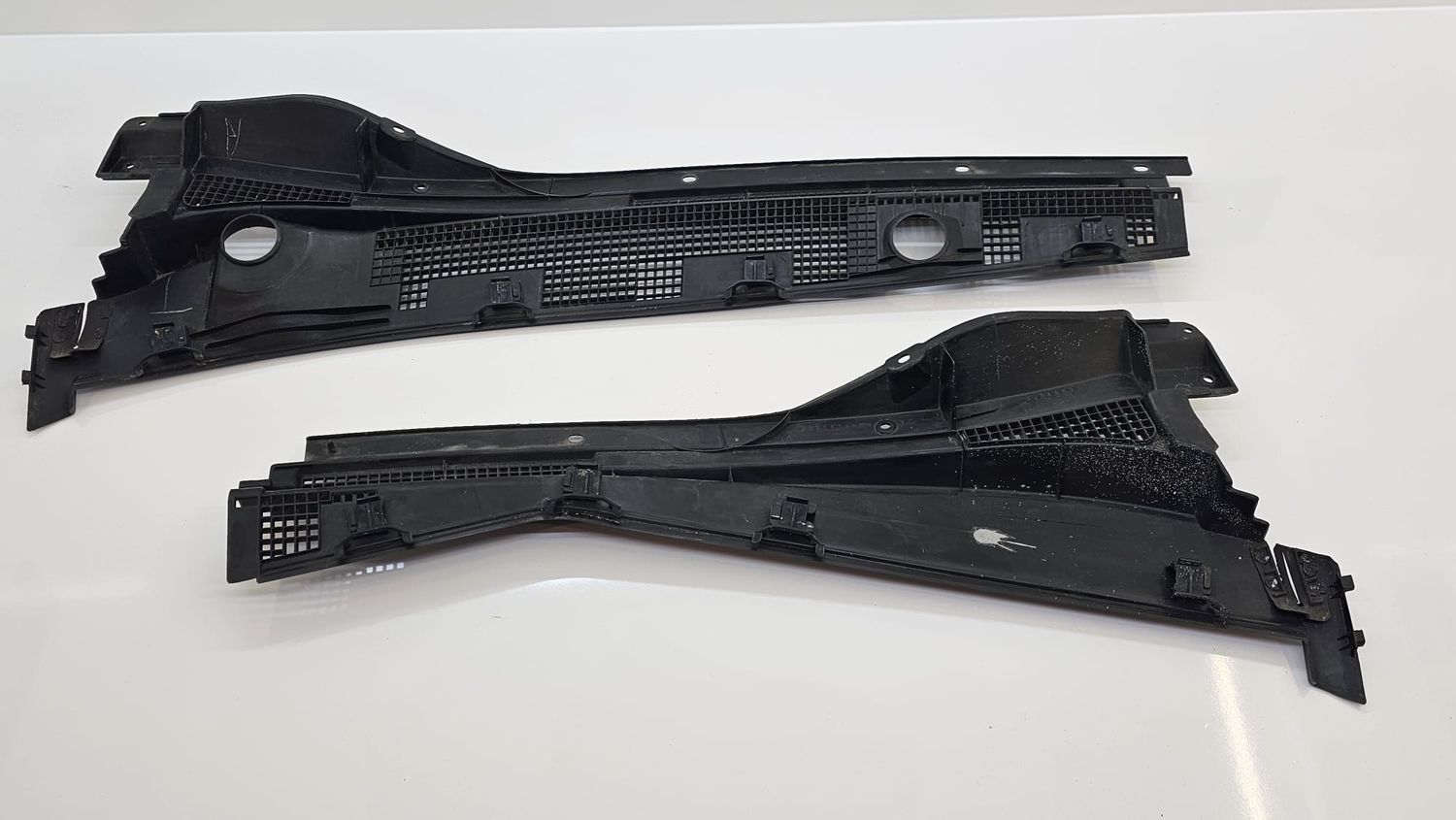 MB893066 /MB893069  - Abdeckung Scheibe unten RHD - gebraucht