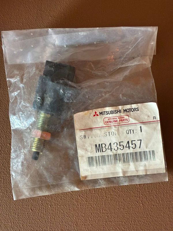 MB435457 - Bremslichtschalter NEU