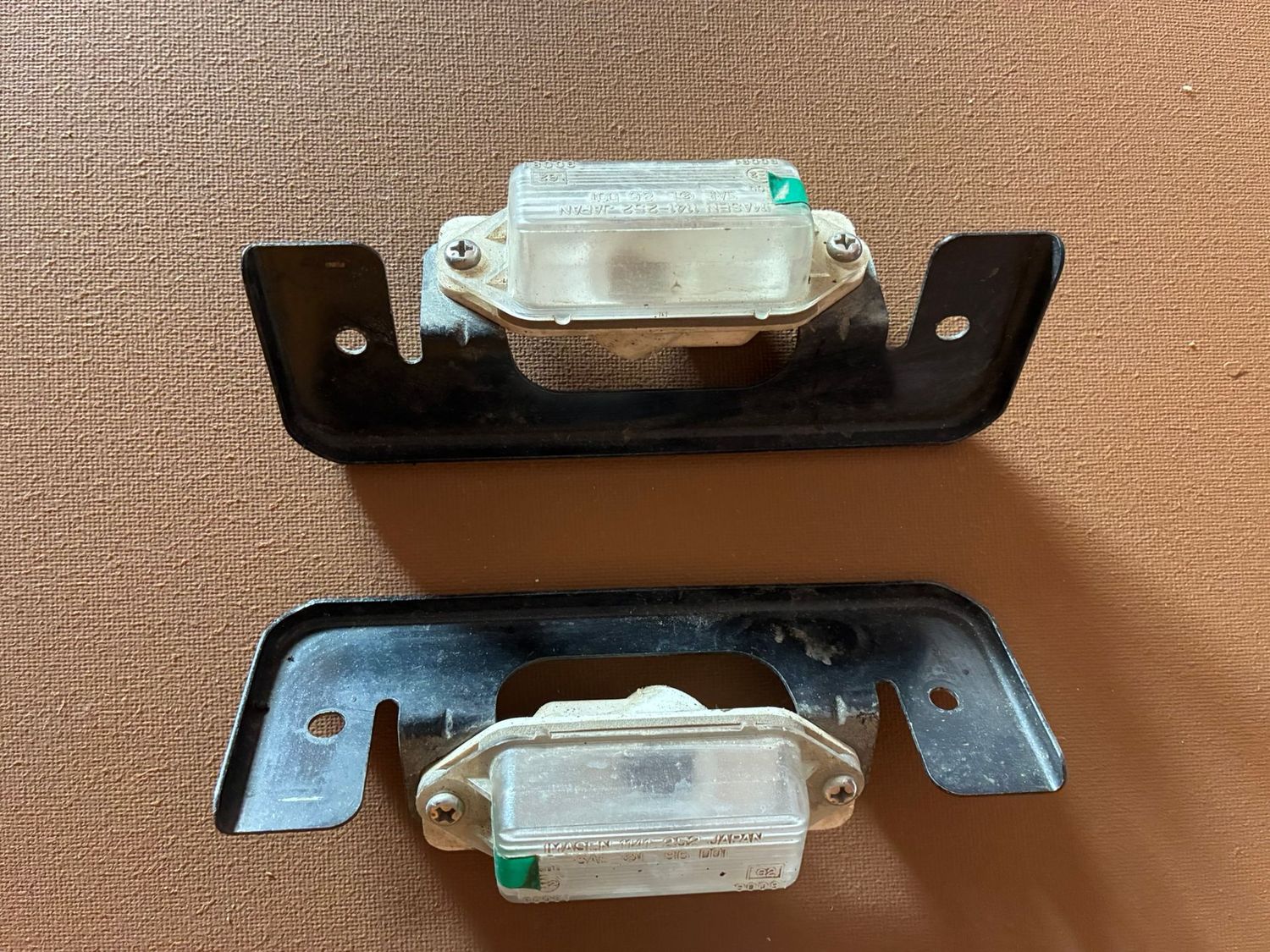 MB623967 (8341A099) + MR574339 - Kennzeichenbeleuchtung + Halter, gebraucht