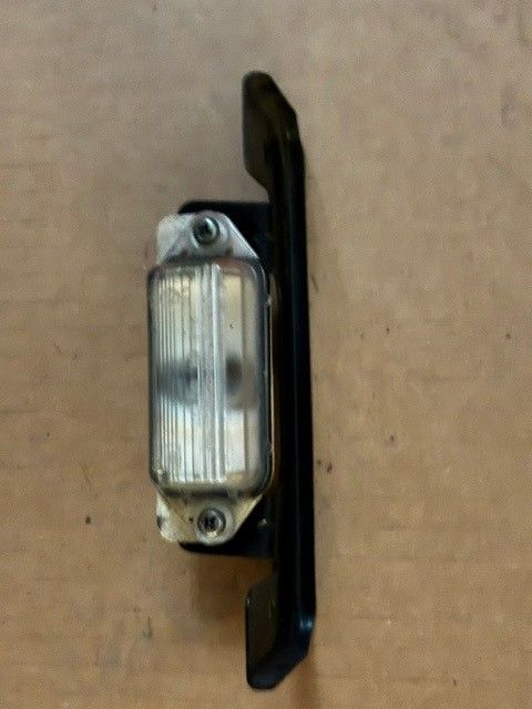 MB623967 (8341A099) + MR574339 - Kennzeichenbeleuchtung + Halter, gebraucht