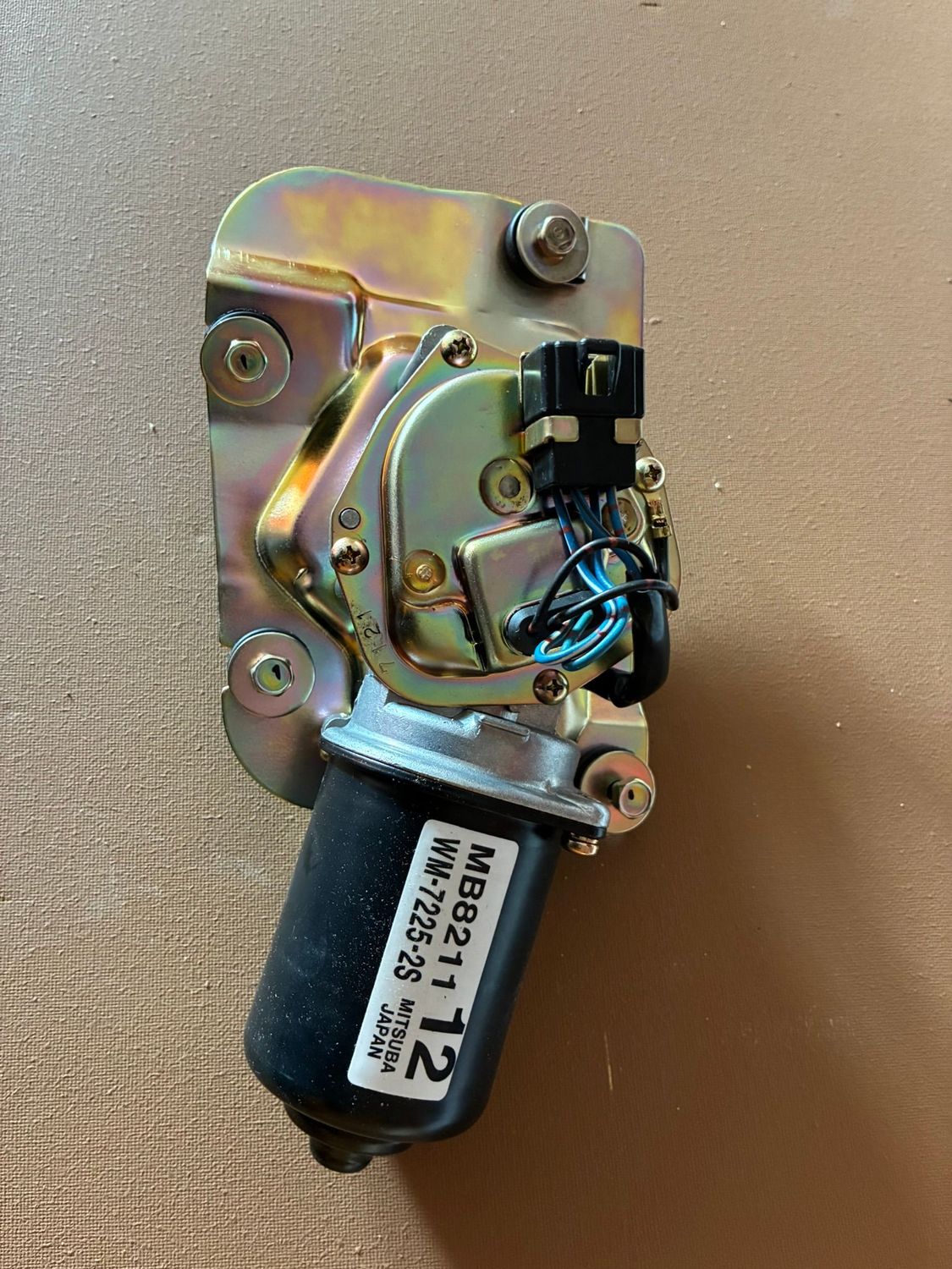 MB821112 - Wischermotor NEU