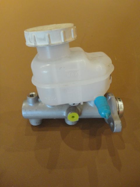 MR977089 - Hauptbremszylinder mit Behälter - gebraucht