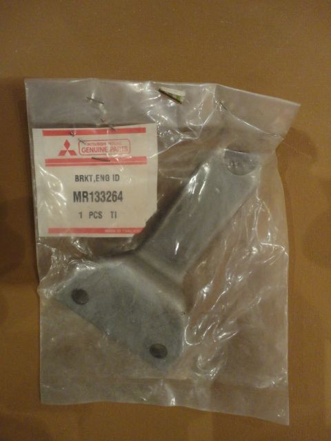 MR133264 - Halter, Motorleerlaufregelung - NEU