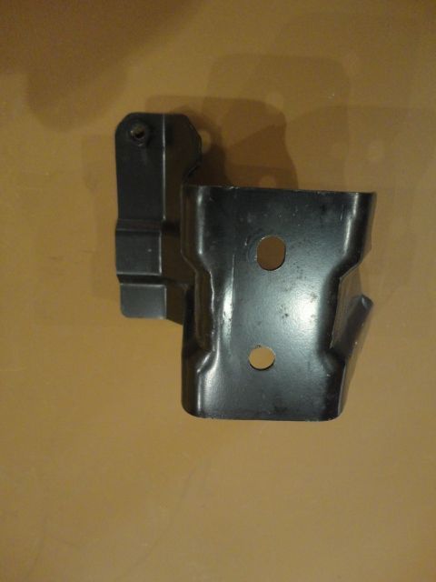 MN126777 - Netzhalter links, Stoßstange - gebraucht