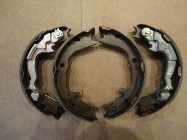 MN102635 - Handbremsbacken-Satz hinten - Neuwertig
