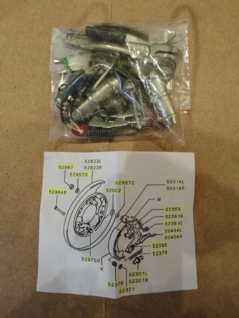 BR005 - Montagesatz für ​Handbremsbacken MN102635 - Neuwertig