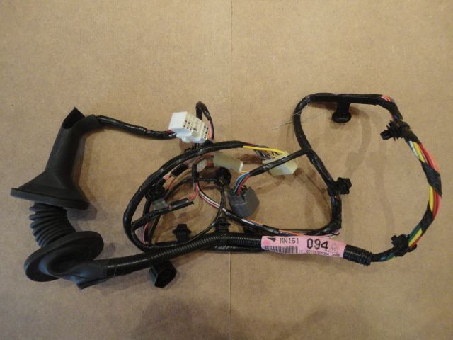 MN151094 - ​​Kabelbaum, Türe vorne links - Neuwertig