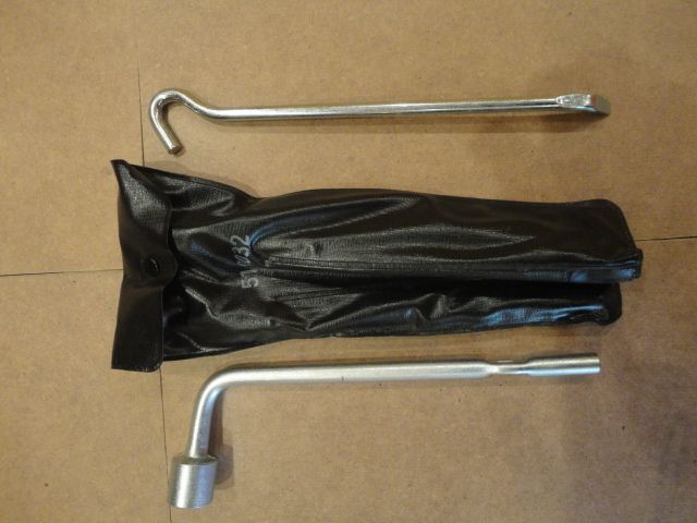 MB149464/MB621148/MR297379 - Werkzeugtasche + Kurbel + Radmutterschlüssel - NEU