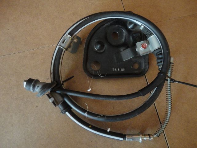 4820A111 + 4125A047 - Handbremsseil links + Halter (Set) - gebraucht 4820A111 + 4125A047 - Handbremsseil links + Halter (Set) - gebraucht