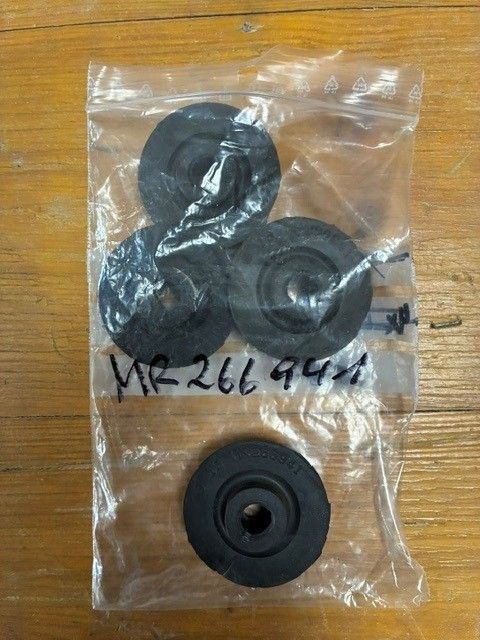 MR266941 - Gummi, Kühlerhalter oben - gebraucht