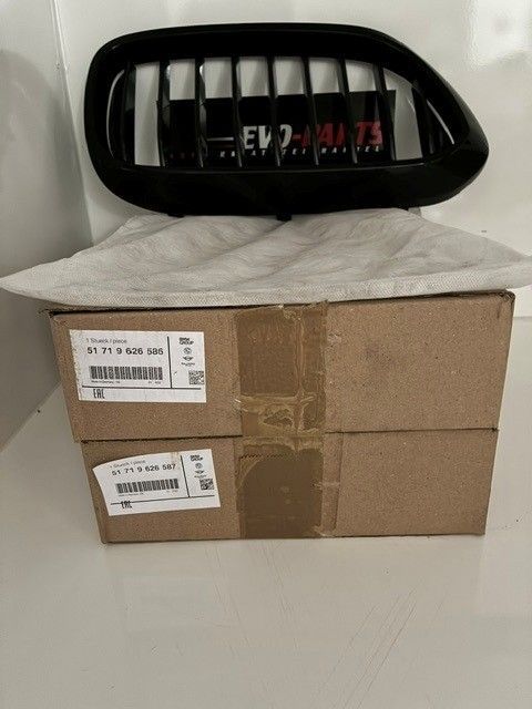 51719626586 - M-Performance Frontziergitter - rechts - NEU 51719626586 - M-Performance Frontziergitter - rechts - NEU