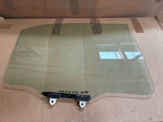 MR525742 - ​​Türscheibe hinten rechts - gebraucht mit Kratzer