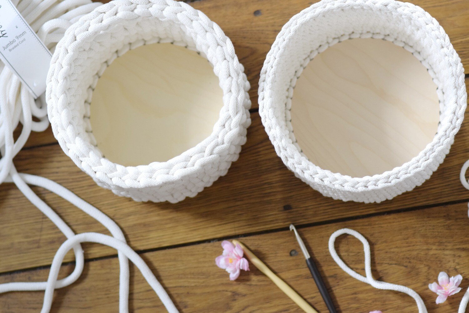 DIY-Set für einen Häkelkorb, mit Garn und Holzboden